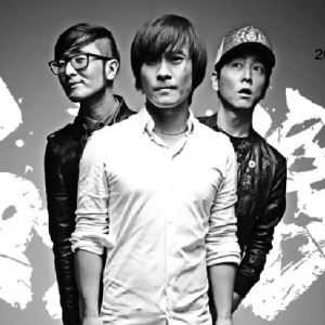 烟把儿乐队《纸短情长》歌词歌曲LRC下载